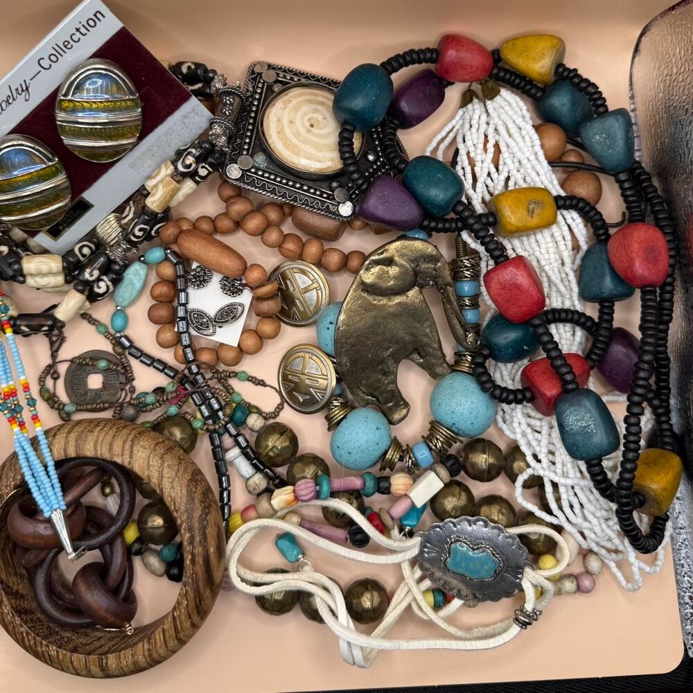 Jewelry lot: Over 15 necklaces, bracelets, earrings & other accessories!